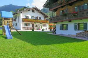 Haus Wiesenrand mit Nebengebäude und Spielplatz in Oberau bei Berchtesgaden - Urlaub auf dem Bauernhof